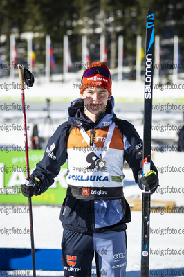 15.01.2022, xsoex, Biathlon IBU Junior Cup Pokljuka, Sprint Men, v.l. Darius Lodl (Germany) bei der Siegerehrung / at the medal ceremony