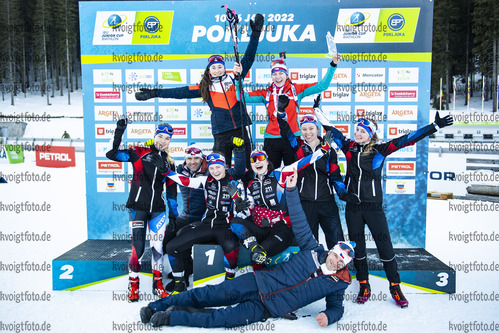 15.01.2022, xsoex, Biathlon IBU Junior Cup Pokljuka, Sprint Women, v.l. Tereza Jandova (Czech Republic), Czech Team bei der Siegerehrung / at the medal ceremony