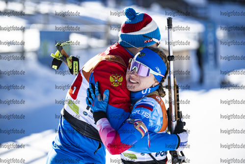 16.01.2022, xsoex, Biathlon IBU Junior Cup Pokljuka, Single Mixed Relay, v.l. Dionis Roduner (Russia), Anastasiia Grishina (Russia) gewinnt die Goldmedaille / wins the gold medal