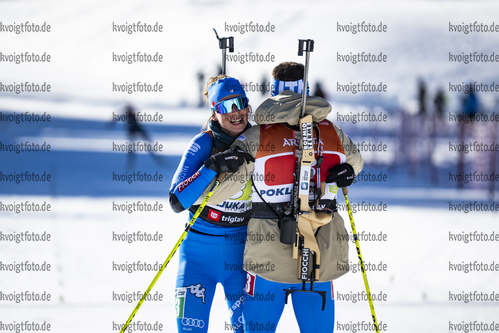16.01.2022, xsoex, Biathlon IBU Junior Cup Pokljuka, Single Mixed Relay, v.l. Sara Scattolo (Italy), Michele Molinari (Italy) im Ziel / in the finish