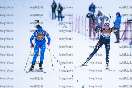 16.01.2022, xsoex, Biathlon IBU Junior Cup Pokljuka, Mixed Relay, v.l. Gaia Brunetto (Italy), Luise Mueller (Germany) im Ziel / in the finish