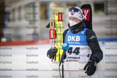 20.01.2022, xkvx, Biathlon IBU World Cup Anterselva, Individual Men, v.l. Johannes Thingnes Boe (Norway) schaut / looks on