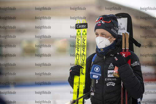20.01.2022, xkvx, Biathlon IBU World Cup Anterselva, Individual Men, v.l. Tarjei Boe (Norway) schaut / looks on