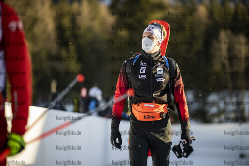 20.01.2022, xkvx, Biathlon IBU World Cup Anterselva, Individual Men, v.l. Filip Fjeld Andersen (Norway) schaut / looks on