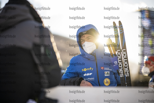 20.01.2022, xkvx, Biathlon IBU World Cup Anterselva, Individual Men, v.l. Antonin Guigonnat (France) schaut / looks on