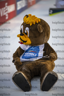 20.01.2022, xkvx, Biathlon IBU World Cup Anterselva, Individual Men, v.l. Feature / Maskottchen Bumsi / mascot