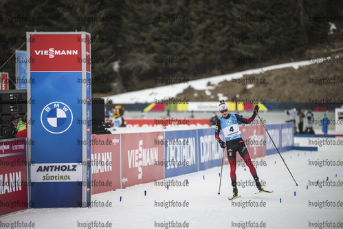 22.01.2022, xkvx, Biathlon IBU World Cup Anterselva, Mass Start Men, v.l. Johannes Thingnes Boe (Norway) im Ziel / in the finish