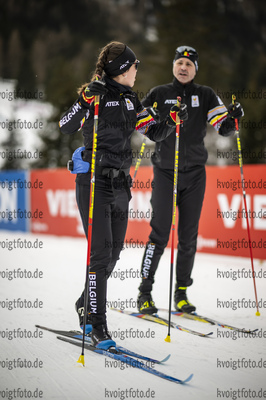 22.01.2022, xkvx, Biathlon IBU World Cup Anterselva, Training Women and Men, v.l. Lotte Lie (Belgium) schaut / looks on