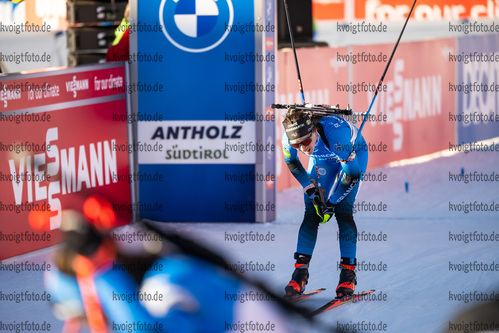 23.01.2022, xkvx, Biathlon IBU World Cup Anterselva, Mass Start Women, v.l. Anais Chevalier-Bouchet (France) im Ziel / in the finish