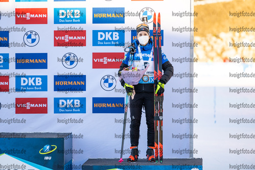23.01.2022, xkvx, Biathlon IBU World Cup Anterselva, Mass Start Women, v.l. Anais Chevalier-Bouchet (France) bei der Siegerehrung / at the medal ceremony