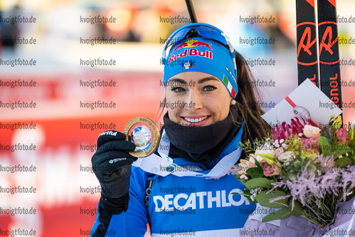 23.01.2022, xkvx, Biathlon IBU World Cup Anterselva, Mass Start Women, v.l. Dorothea Wierer (Italy) bei der Siegerehrung / at the medal ceremony