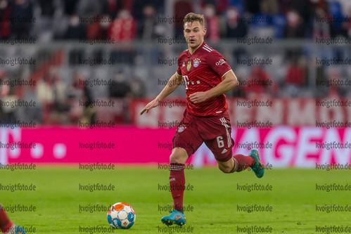 05.02.2022, xlanx, Fussball 1.Bundesliga, FC Bayern Muenchen - RB Leipzig, v.l. Joshua Kimmich (FC Bayern Muenchen) in Aktion, am Ball, Einzelaktion / controls the Ball
