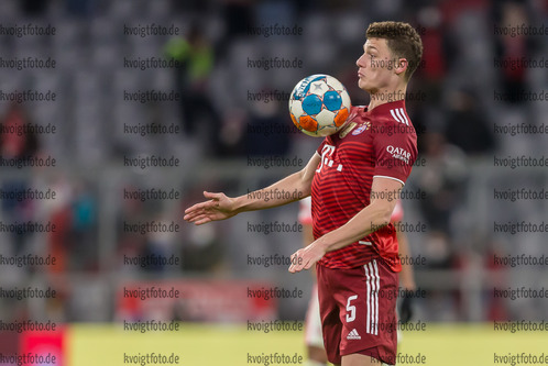 05.02.2022, xlanx, Fussball 1.Bundesliga, FC Bayern Muenchen - RB Leipzig, v.l. Benjamin Pavard (FC Bayern Muenchen) in Aktion, am Ball, Einzelaktion / controls the Ball