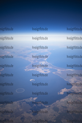 01.03.2022, xkvx, News, Lufthansa Flug LH2460 von Munich (MUC) nach Helsinki (HEL) v.l. Lufthansa Maschine A320 / Lufthansa Logo / Blauer Himmel / Lufthansa A 320 Turbine / Fluegel / Feature / Landschaft / Nordsee / Grenze Polen - Deutschland