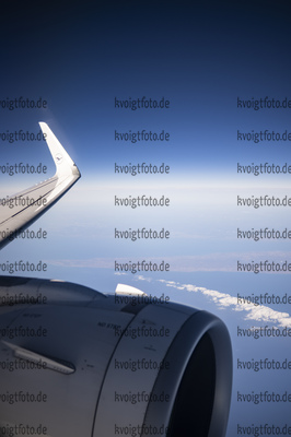 01.03.2022, xkvx, News, Lufthansa Flug LH2460 von Munich (MUC) nach Helsinki (HEL) v.l. Lufthansa Maschine A320 / Lufthansa Logo / Blauer Himmel / Lufthansa A 320 Turbine / Fluegel / Feature / Landschaft / Ostkueste Schweden