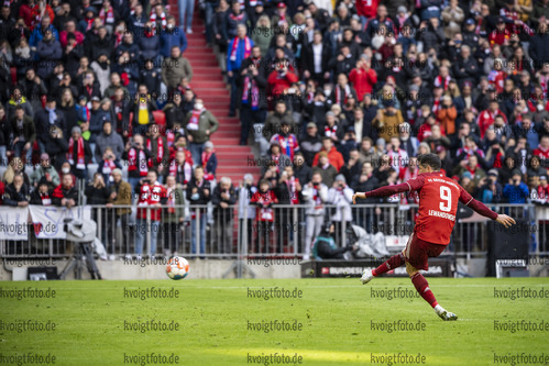 09.04.2022, Fussball, 1.Bundesliga, FC Bayern Muenchen - FC Augsburg, v.l. Goal scored, Tor zum 1:0 durch Robert Lewandowski (FC Bayern Muenchen) per Elfmeter