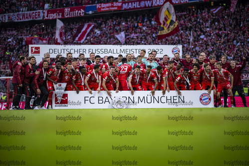 08.05.2022, Fussball, 1.Bundesliga, FC Bayern Muenchen - VfB Stuttgart, v.l. FC Bayern Muenchen Spieler und das Trainerteam mit der Meisterschale