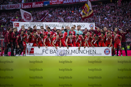 08.05.2022, Fussball, 1.Bundesliga, FC Bayern Muenchen - VfB Stuttgart, v.l. FC Bayern Muenchen Spieler und das Trainerteam mit der Meisterschale
