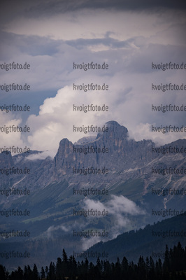 Cavalese, Italien, 06.08.22: Feature Landschaft / Berge / Nebel / Alpen / Suedtirol waehrend des Training am 06. August 2022 in Cavalese. (Foto von Kevin Voigt / VOIGT)

Cavalese, Italy, 06.08.22: Feature Landscap / Mountains / Fog / Foggy / Clouds / Alps / South Tryol during the training at the August 06, 2022 in Cavalese. (Photo by Kevin Voigt / VOIGT)
