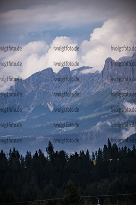 Cavalese, Italien, 06.08.22: Feature Landschaft / Berge / Nebel / Alpen / Suedtirol waehrend des Training am 06. August 2022 in Cavalese. (Foto von Kevin Voigt / VOIGT)

Cavalese, Italy, 06.08.22: Feature Landscap / Mountains / Fog / Foggy / Clouds / Alps / South Tryol during the training at the August 06, 2022 in Cavalese. (Photo by Kevin Voigt / VOIGT)