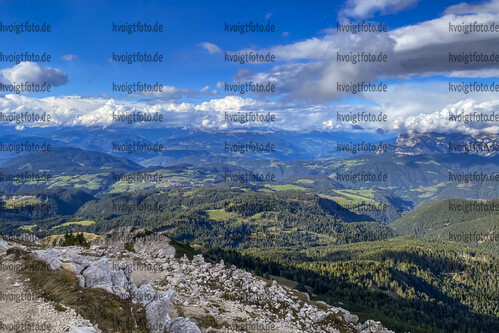 Cavalese, Italien, 26.09.22: Feature Landschaft / Berge / Nebel / Alpen / Suedtirol waehrend des Training am 26. September 2022 in Cavalese. (Foto von Kevin Voigt / VOIGT)

Cavalese, Italy, 26.09.22: Feature Landscap / Mountains / Fog / Foggy / Clouds / Alps / South Tryol during the training at the September 26, 2022 in Cavalese. (Photo by Kevin Voigt / VOIGT)