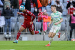 20.01.2022, xrolx, FC Bayern Muenchen - SpvGG Greuther Fuerth, v.l. Serge Gnabry (FC Bayern Muenchen) und Luca Itter (SpVgg Greuther Fuerth) im Zweikampf / battle for the ball