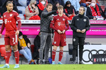20.01.2022, xrolx, FC Bayern Muenchen - SpvGG Greuther Fuerth, v.l. Trainer Julian Nagelsmann (FC Bayern Muenchen) und Paul Wanner (FC Bayern Muenchen) schauen / look on