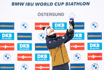 19.03.2021, xkvx, Biathlon IBU World Cup Oestersund, Sprint Herren, v.l. Johannes Thingnes Boe (Norway) mit dem Pokal fuer die Sprintwertung / with the globe of the sprint score