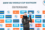 21.03.2021, xkvx, Biathlon IBU World Cup Oestersund, Massenstart Herren, v.l. Johannes Thingnes Boe (Norway) mit dem Pokal fuer die Gesamtwertung / with the globe for the overall score