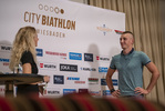 14.08.2021, xkvx, City Biathlon Wiesbaden 2021, v.l. Anja Froehlich (ZDF), Dmytro Pidruchnyi (Ukraine)  / 