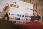 14.08.2021, xkvx, City Biathlon Wiesbaden 2021, v.l. Anja Froehlich (ZDF), Lukas Hofer (Italy)  / 