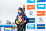28.11.2021, xkvx, Biathlon IBU World Cup Oestersund, Sprint Women, v.l. Anais Chevalier-Bouchet (France) bei der Siegerehrung / at the flower ceremony
