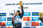 28.11.2021, xkvx, Biathlon IBU World Cup Oestersund, Sprint Men, v.l. Sebastian SAMUELSSON (Sweden) bei der Siegerehrung / at the medal ceremony