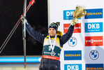 05.12.2021, xkvx, Biathlon IBU World Cup Oestersund, Pursuit Men, v.l. Sebastian Samuelsson (Sweden) bei der Siegerehrung / at the medal ceremony