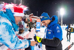 05.12.2021, xkvx, Biathlon IBU World Cup Oestersund, Pursuit Men, v.l. Emilien Jacquelin (France) gibt Autogramme / gives autographs