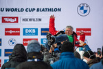 11.12.2021, xkvx, Biathlon IBU World Cup Hochfilzen, Relay Women, v.l. ARD Regisseur Rainer Rosenbaum wird verabschiedet / is seen off by the team