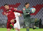 07.01.2022, xabx, Fussball 1.Bundesliga, FC Bayern Muenchen - Borussia Moenchengladbach emspor, v.l. 
Robert Lewandowski (FC Bayern Muenchen) Yann Sommer (Borussia Moenchengladbach) Zweikampf, Aktion, action, battle for the ball 

(DFL/DFB REGULATIONS PROHIBIT ANY USE OF PHOTOGRAPHS as IMAGE SEQUENCES and/or QUASI-VIDEO) 