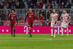 05.02.2022, xlanx, Fussball 1.Bundesliga, FC Bayern Muenchen - RB Leipzig, v.l. Serge Gnabry (FC Bayern Muenchen), Robert Lewandowski (FC Bayern Muenchen), Kevin Kampl (RB Leipzig) und Willi Orban (RB Leipzig) Schauen / Looks on