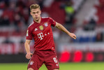 05.02.2022, xlanx, Fussball 1.Bundesliga, FC Bayern Muenchen - RB Leipzig, v.l. Joshua Kimmich (FC Bayern Muenchen) Schaut / Looks on
