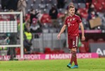 05.02.2022, xlanx, Fussball 1.Bundesliga, FC Bayern Muenchen - RB Leipzig, v.l. Joshua Kimmich (FC Bayern Muenchen) Schaut / Looks on