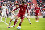 09.04.2022, Fussball, 1.Bundesliga, FC Bayern Muenchen - FC Augsburg, v.l. Daniel Caligiuri (FC Augsburg), Jamal Musiala (FC Bayern Muenchen)