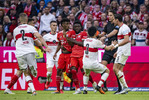08.05.2022, Fussball, 1.Bundesliga, FC Bayern Muenchen - VfB Stuttgart, v.l. Rote Karte fuer, red card for, Kingsley Coman (FC Bayern Muenchen) Platzverweis, Game Misconduct