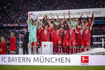 08.05.2022, Fussball, 1.Bundesliga, FC Bayern Muenchen - VfB Stuttgart, v.l. FC Bayern Muenchen Spieler mit der Meisterschale