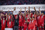 08.05.2022, Fussball, 1.Bundesliga, FC Bayern Muenchen - VfB Stuttgart, v.l. FC Bayern Muenchen Spieler mit der Meisterschale / Trainer Julian Nagelsmann (FC Bayern Muenchen)