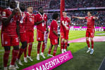 08.05.2022, Fussball, 1.Bundesliga, FC Bayern Muenchen - VfB Stuttgart, v.l. FC Bayern Muenchen Spieler mit der Meisterschale