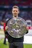 08.05.2022, Fussball, 1.Bundesliga, FC Bayern Muenchen - VfB Stuttgart, v.l. Trainer Julian Nagelsmann (FC Bayern Muenchen) mit der Meisterschale