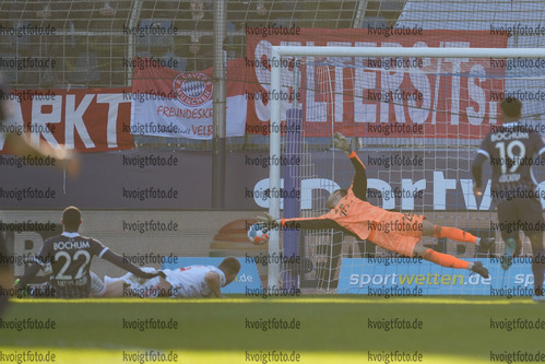 12.02.2022, xgotx, Fussball 1.Bundesliga, VfL Bochum - FC Bayern Muenchen, v.l. Christopher Antwi-Adjei (VfL Bochum) erzielt das Tor zum 1:1 / scores his team's first goal