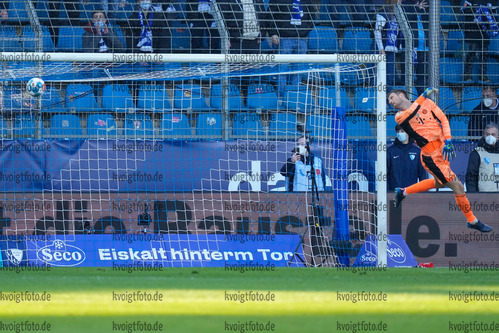 12.02.2022, xgotx, Fussball 1.Bundesliga, VfL Bochum - FC Bayern Muenchen, v.l. Cristian Gamboa (VfL Bochum) erzielt das Tor zum 3:1 / scores his team's third goal