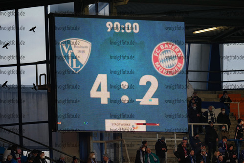 12.02.2022, xgotx, Fussball 1.Bundesliga, VfL Bochum - FC Bayern Muenchen, v.l. . Anzeigetafel / Scoreboard