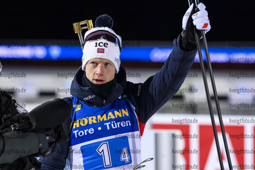 07.12.2019, xkvx, Biathlon IBU Weltcup Oestersund, Staffel Herren, v.l. Johannes Thingnes Boe (Norway) bei der Siegerehrung / at the medal ceremony